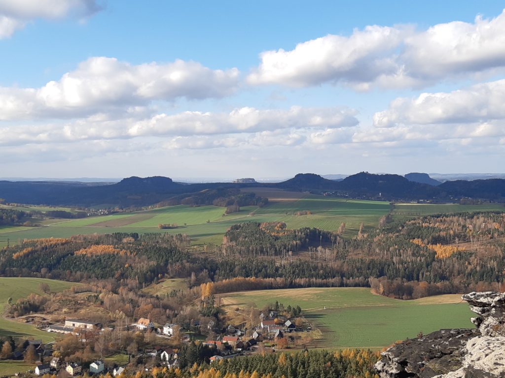 Herrliche Landschaft in der sächsischen Schweiz, die einlädt für Entspannung, Yoga, Waldbaden
