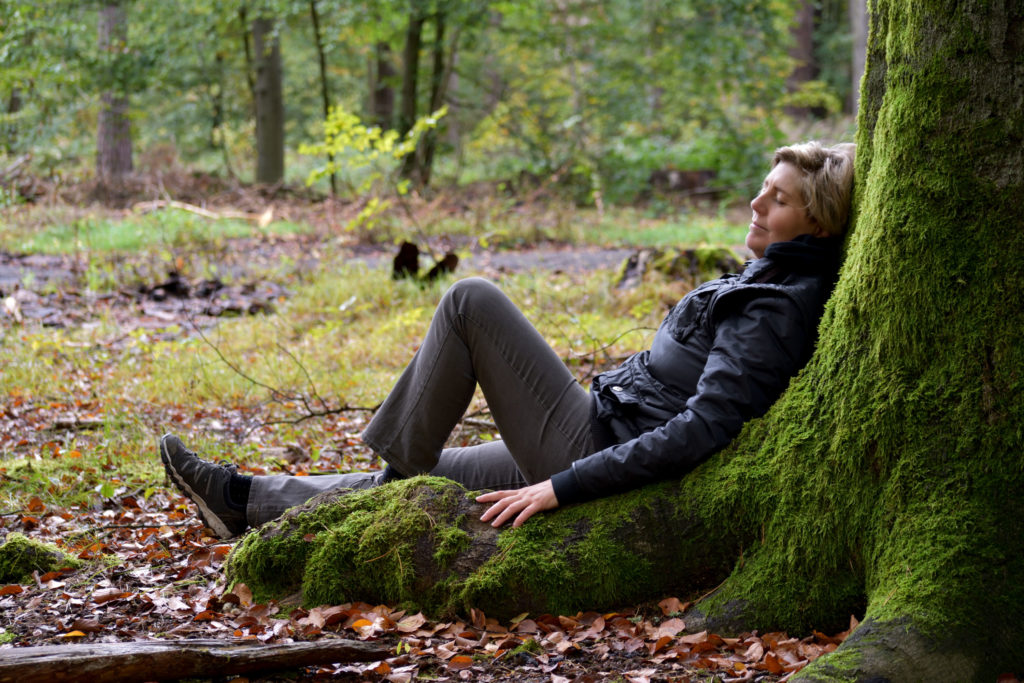 Waldbaden - entspannt am Baum sitzend